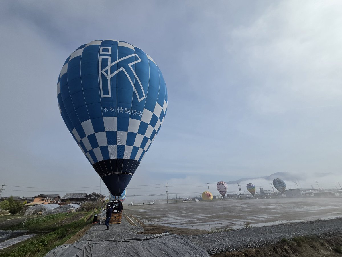 kit_balloon's tweet photo. 霧が晴れて、ワンフライトできたー！
無事、着陸🛬

#亀岡バルーンフェスティバル https://t.co/aSugYtwafO