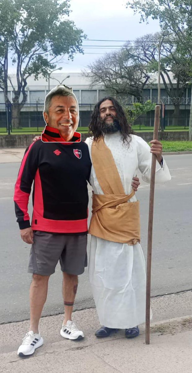Resucitó y vive entre nosotros