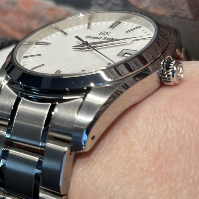 コツいりますよね。

防水性を高めるための「ねじ込み式リューズ」。時刻合わせを終えて、キュッと奥までねじ込むときの指先の感触がたまりません。水やホコリから中の精密な機械をしっかり守る、その堅牢な作りに安心感を覚える毎日のルーティンです。

byズン太
#grandseiko #腕時計 #機械式時計