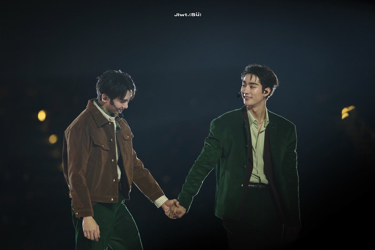 arcmevv's tweet photo. Them against the world (while holding hand)

#ForceBookFancon https://t.co/SCv0GsDYdj