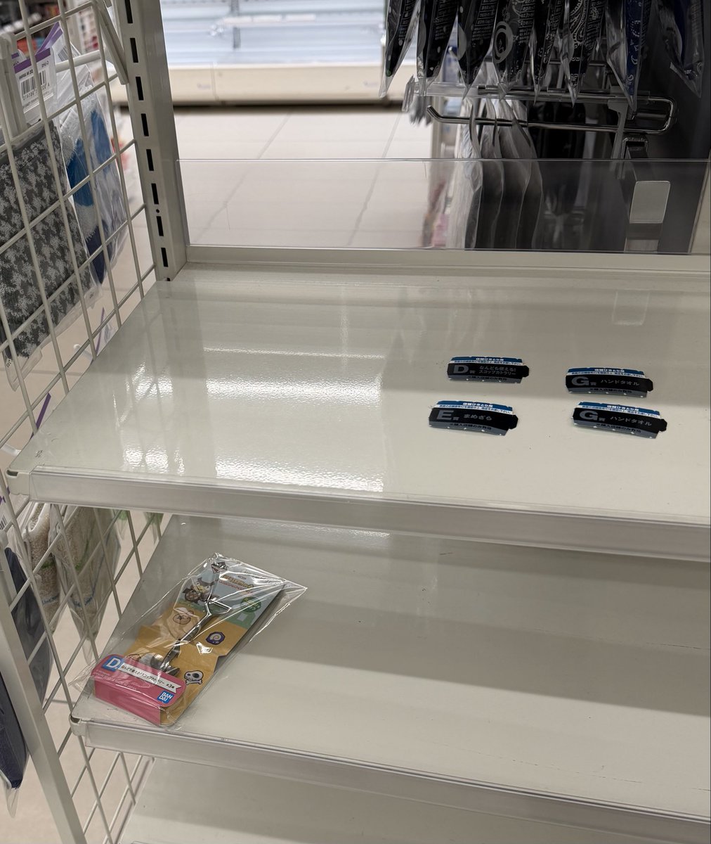 yukidora76's tweet photo. 俺「くじ全部買ったんで持って帰っていいですか？」

店員「全部買っても当たり入ってなかったんでダメです🙅‍♂️」

俺「は？？」 https://t.co/M9yD7FOY3C