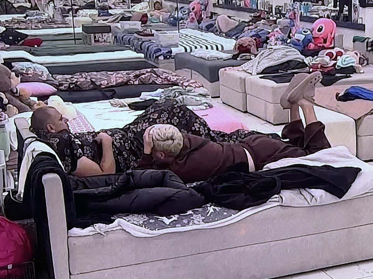 Carevo novo ruho tweet media