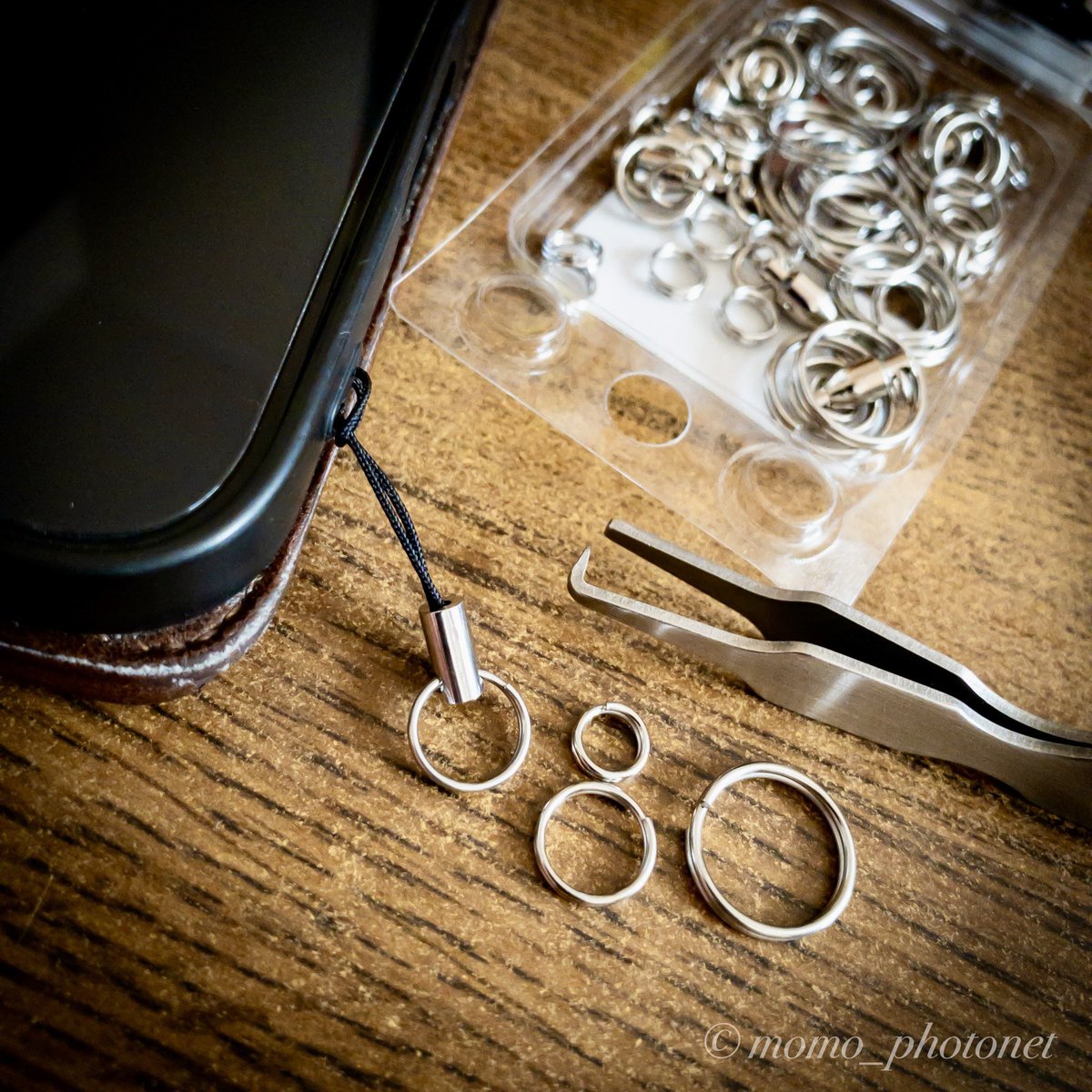 momo_photonet's tweet image. ネックストラップ取り付け用金具を
#iPhone16ProMax #iPhoneXSMax のケースに取り付け(交換)済み。

本当はもうちょい紐が短い方がええんやけど、ただでさえ短いのを結び直すのは結構ムズいのでデフォの長さのままでｗ

ってか金具ラス3やからまた補充しとこ。

#Apple #iPhone #iOS
#iOS264 #iOS1877