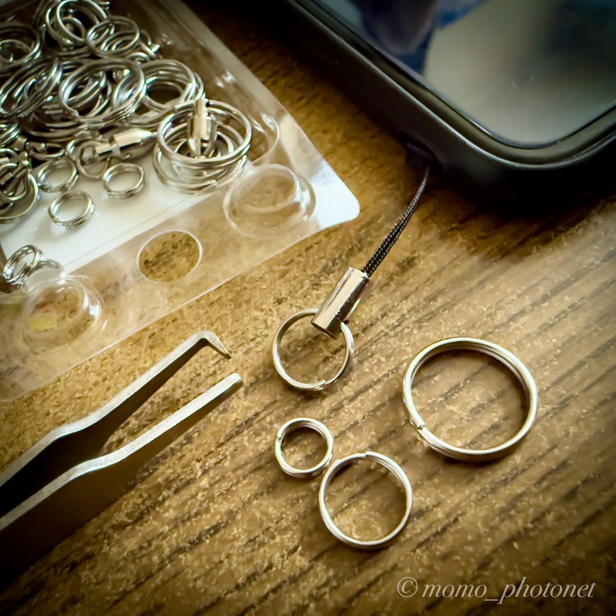 momo_photonet's tweet image. ネックストラップ取り付け用金具を
#iPhone16ProMax #iPhoneXSMax のケースに取り付け(交換)済み。

本当はもうちょい紐が短い方がええんやけど、ただでさえ短いのを結び直すのは結構ムズいのでデフォの長さのままでｗ

ってか金具ラス3やからまた補充しとこ。

#Apple #iPhone #iOS
#iOS264 #iOS1877