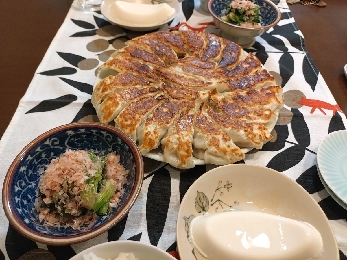 yutatsu2_5's tweet photo. 週末はお花見に行ってきました🌸
お天気も良く人も多かったです

最近は
過去いちうまく焼けた餃子、手羽先のグリル焼きとピビンパ、ハンバーグと豚汁などなどでした。
#お腹ペコリン部 #おうちごはん https://t.co/XgUZuZfkee