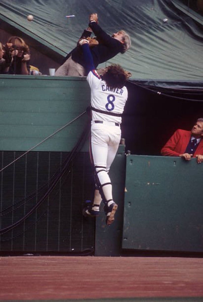 sigg20's tweet image. “Old Days”Expos Catcher Gary Carter and a Fan compete for a foul ball during a 1981 game at Olympic Stadium in Montreal.#Expos #Montreal #MLB #1980s #HOF