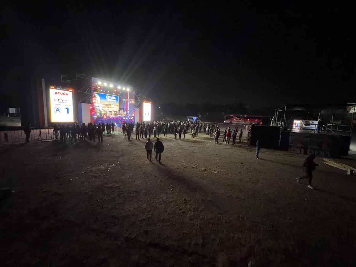 Acuña se fue de cara en Arequipa, habló cuatro cosas y se fue, hasta cancelaron el show. Y eso que llevaron gente en buses.