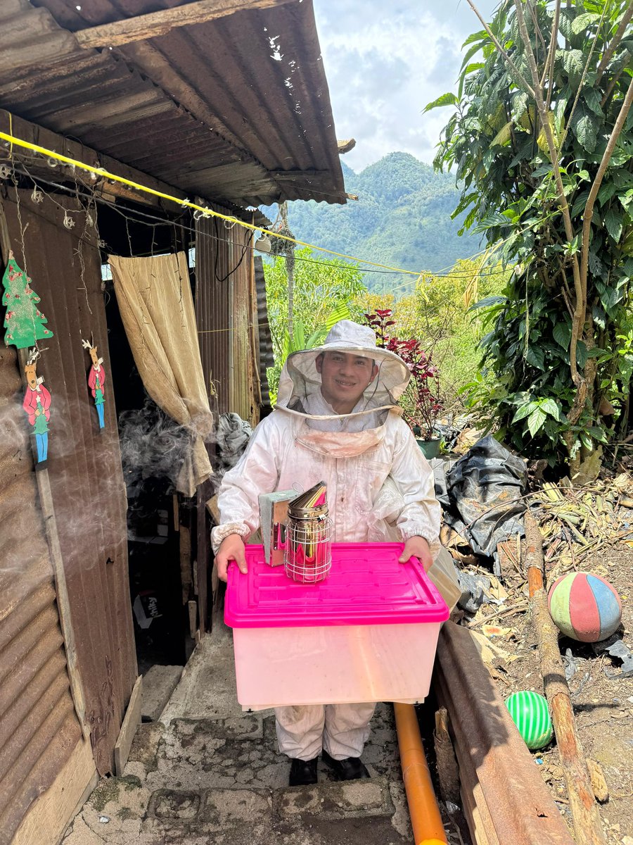 otonielrivera32's tweet photo. #TACTIC: Enjambre de abejas 🐝 causa temor en habitantes de una vivienda ubicada en Caserío ChiIxm,Bomberos al rescate con equipo especial para extraer de forma segura a las abejas 🐝, garantizando así el bienestar de la familia como también de estos importantes polinizadores. https://t.co/aGFRdMa5Bu