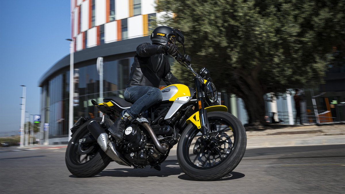 ducati_japan's tweet image. 【Scrambler ICONと新しいジブン】
新しい季節が、始まる。
はじめての一台に、妥協はいらない。

軽やかに、しなやかに。
意のままに応える俊敏さ。

そのすべてが、走る楽しさへと変わっていく。
一人でも、誰かとでも。

どんな時間も、きっと特別になる。
#ducati #Scrambler #ScramblerICON