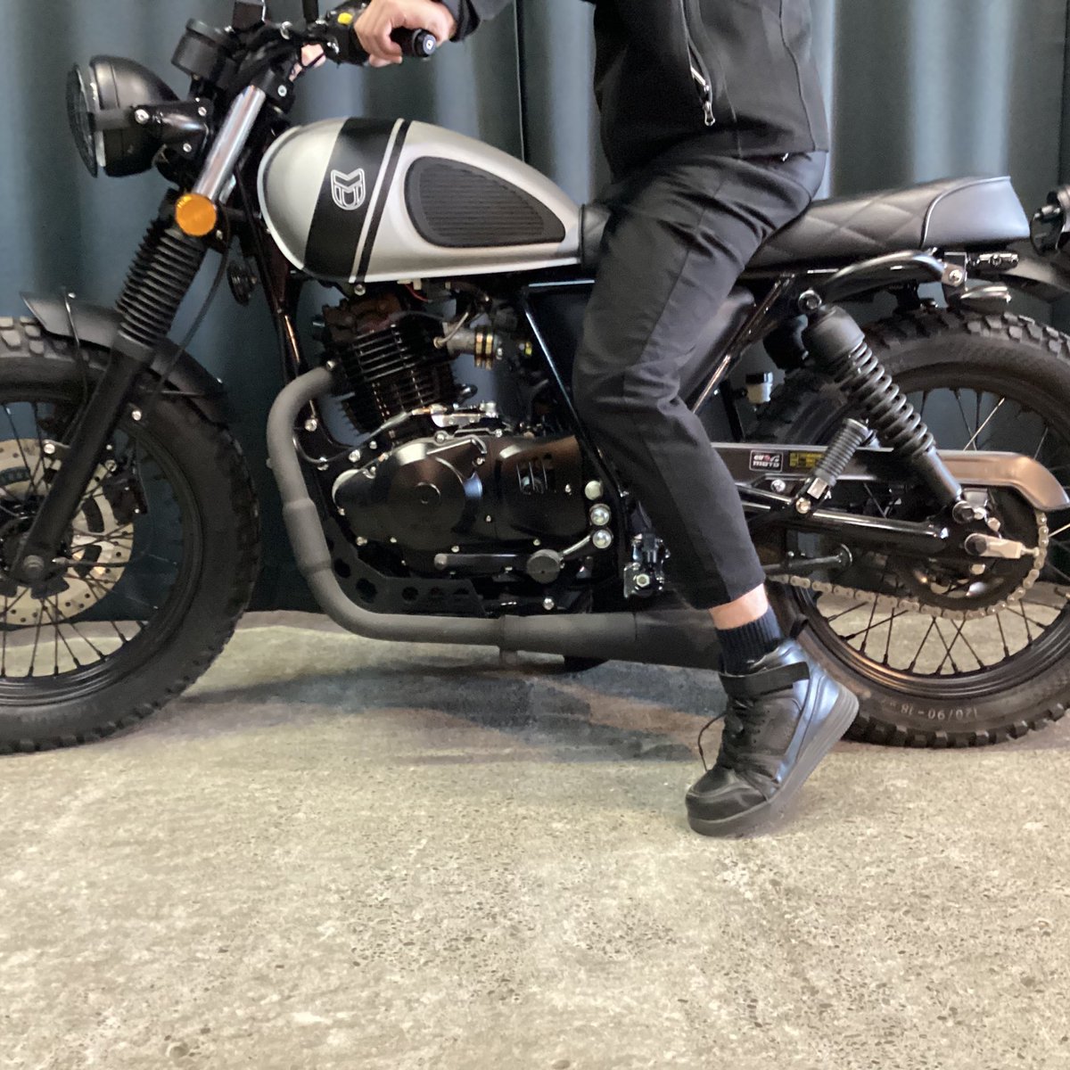 MUTT_SAPPORO's tweet photo. おはようございます！
#MUTT #札幌 です

引続き足つき紹介☝️

「#RS13 #250cc 」
昨日よりは👣つま先寄りになります🦵
ですが‼️
他スタッフ同じ175㌢が跨るとべったり
足裏が地に着いてました！

自分も足廻り（長さ）交換したいです⁉️
ローダウンしてないはずなんですが😱 https://t.co/bb9ne2GO5K