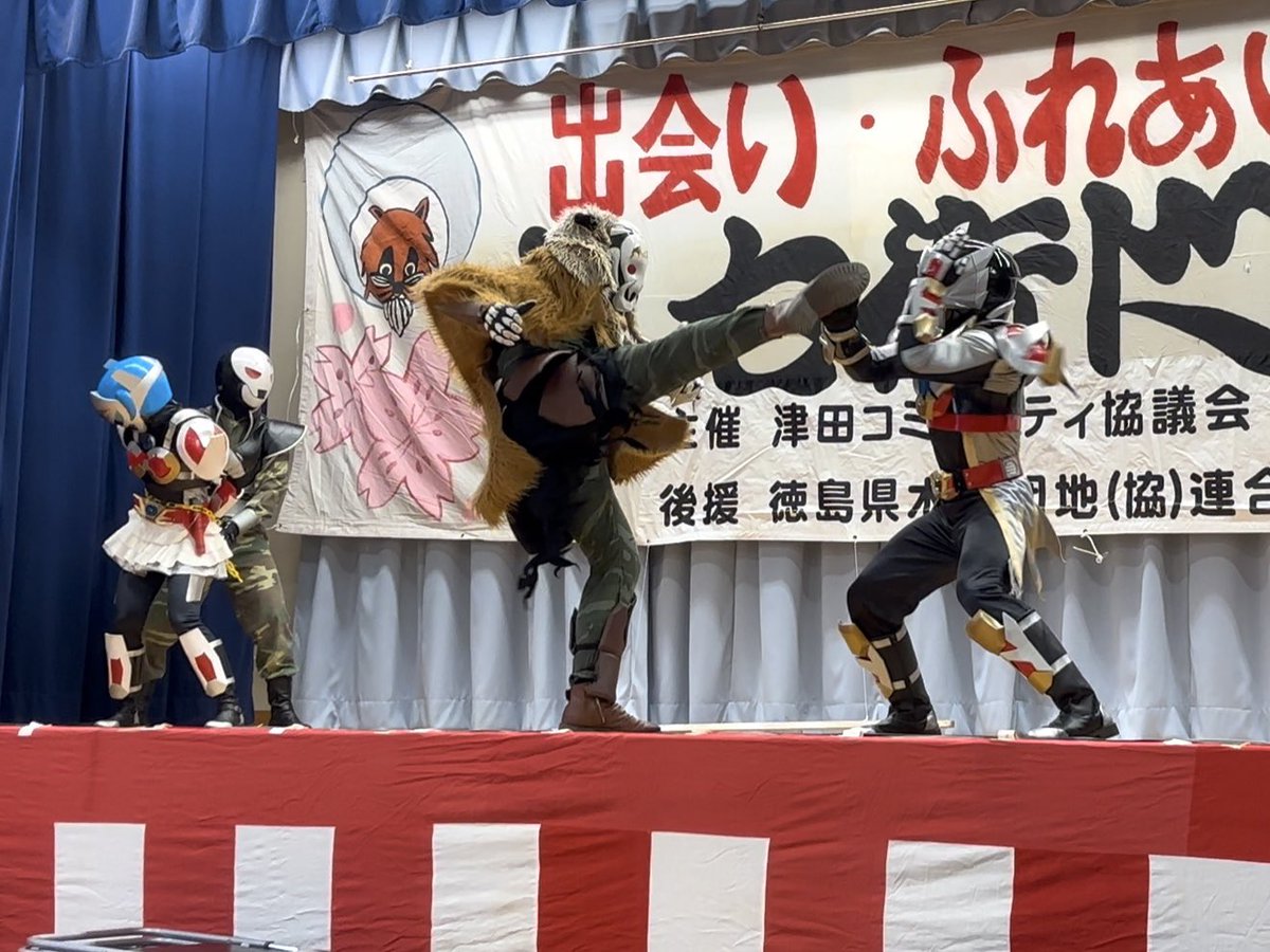 tare_eddy's tweet photo. 「#六右衛門まつり」と言えば
阿波の狸合戦にちなんだ狸の祭りだな😁
オレさまのご先祖様の祭りだけにエディーをコテンパンにやっつけてやりたかったんだが…また負けちまったぜ😅
悔しいから「勝った！」と思わせる画像を上げておこう😁くっくっく

#渦戦士エディー
#徳島ご当地ヒーロー https://t.co/ElrLkSgaFw