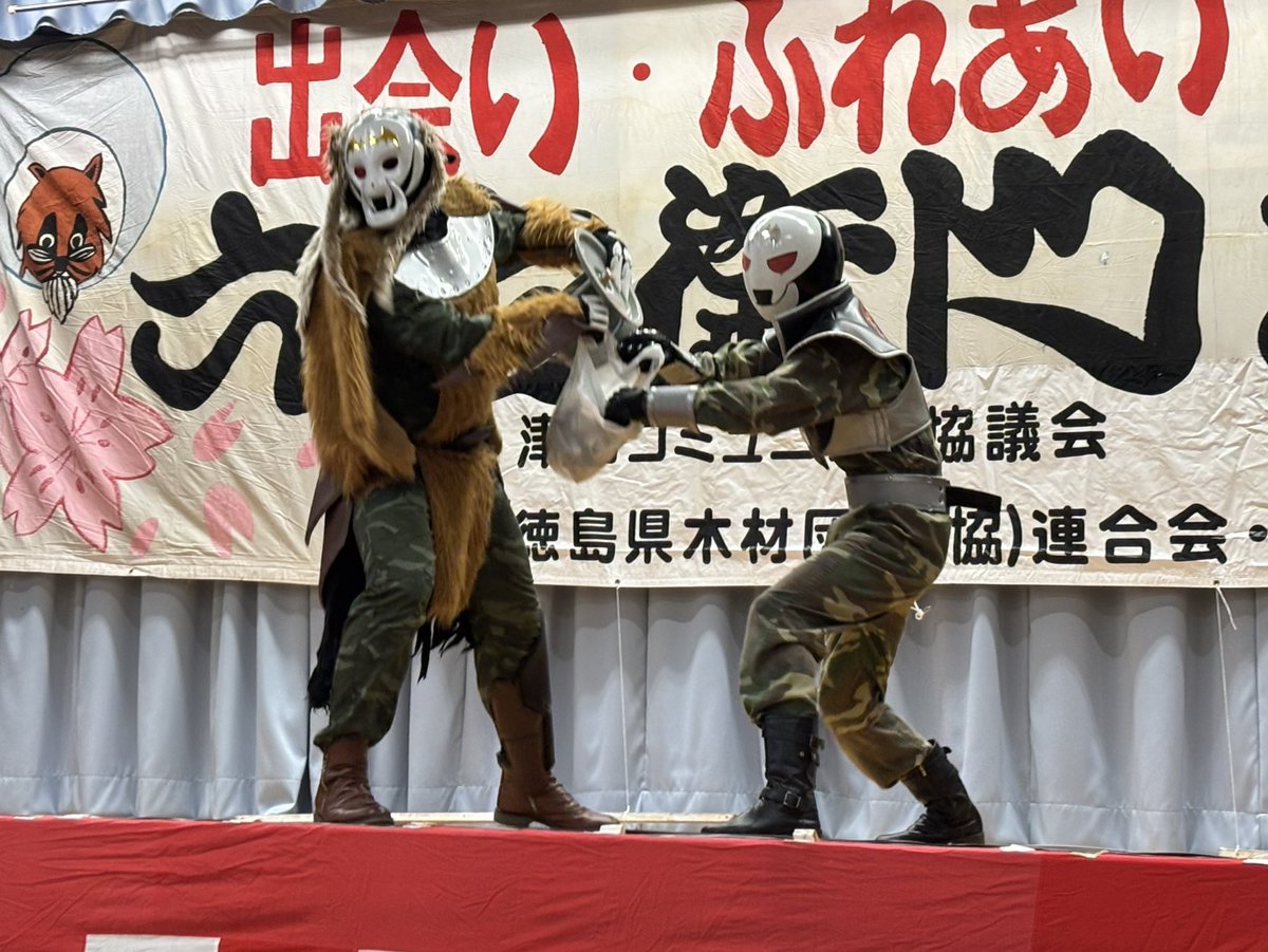 tare_eddy's tweet photo. 「#六右衛門まつり」と言えば
阿波の狸合戦にちなんだ狸の祭りだな😁
オレさまのご先祖様の祭りだけにエディーをコテンパンにやっつけてやりたかったんだが…また負けちまったぜ😅
悔しいから「勝った！」と思わせる画像を上げておこう😁くっくっく

#渦戦士エディー
#徳島ご当地ヒーロー https://t.co/ElrLkSgaFw