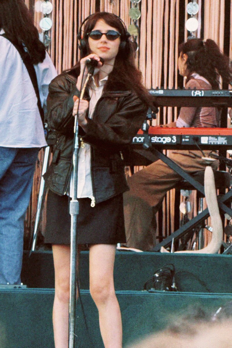 Aielmush's tweet photo. @hoonnwgi Clairo https://t.co/FwxXttDaVk