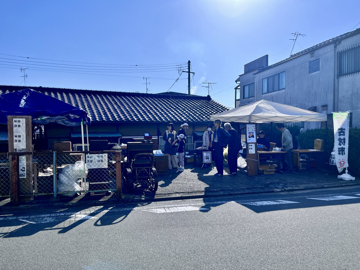 kozai_net's tweet photo. 【古材市2026春】開催🌱
4/29(水祝)10~15時　横大路の国登録有形文化財・藤田家住宅（旧権十郎カフェ）前の広場にて！
同家見学も開催（無料）
旧家等からのレスキュー品が新たな所有者を待っています☺️
✨駐車場数台分あり
✨写真は昨秋の模様
#レトロ建具 #レトロ家具 #レトロ雑貨 #持続可能 https://t.co/Cih9dhaQQ3
