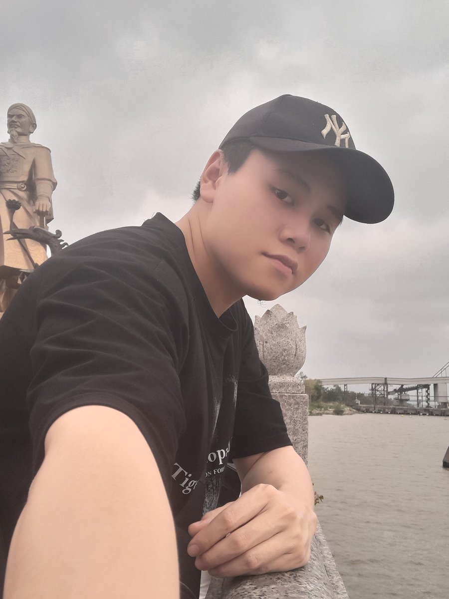 phamvanminhpvm's tweet photo. Tháng tư là lời nói dối của em ❤️ Lần cuối anh suy.

#phamvanminh #phamvanminhpvm #chaothangtu #hochiminh #QuangHungMasterD https://t.co/IMEybIDJwf