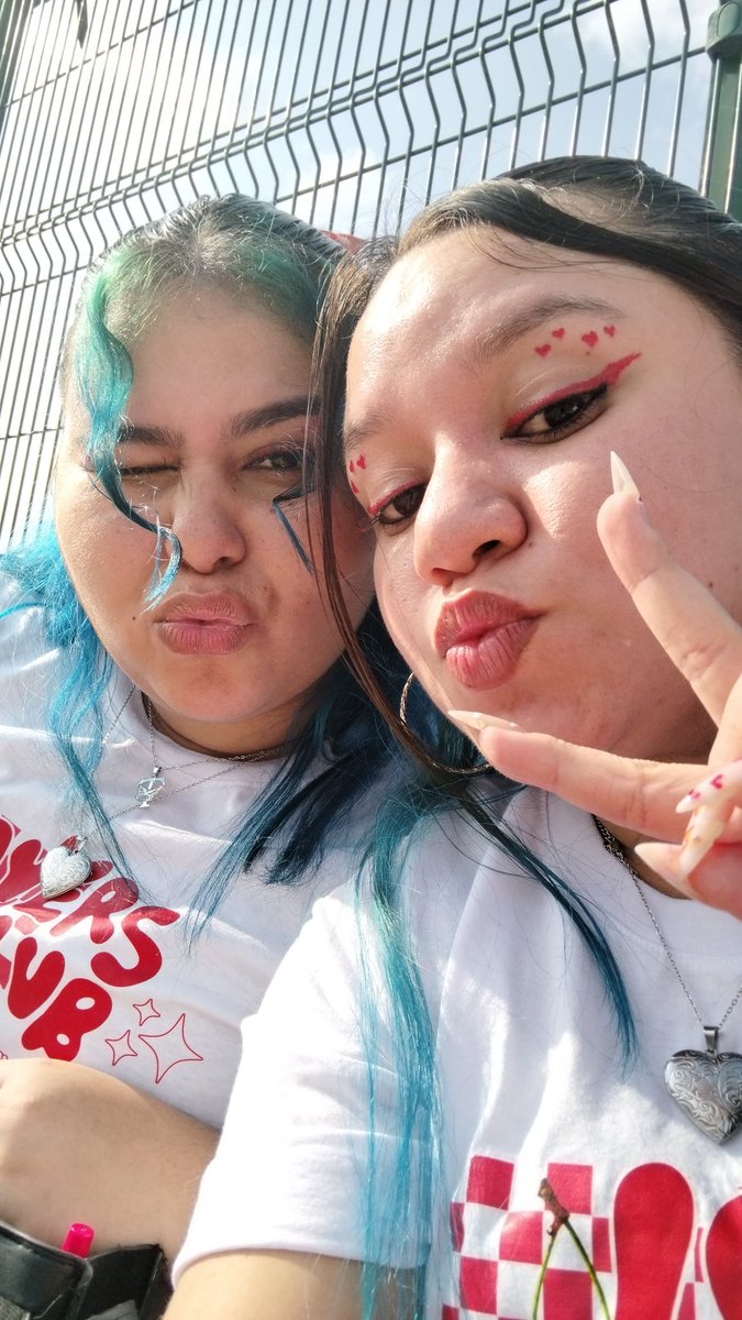 twofghst28's tweet photo. Sendo que eu e Thalita estávamos assim no show do nini, ata https://t.co/36VvK0pi6n