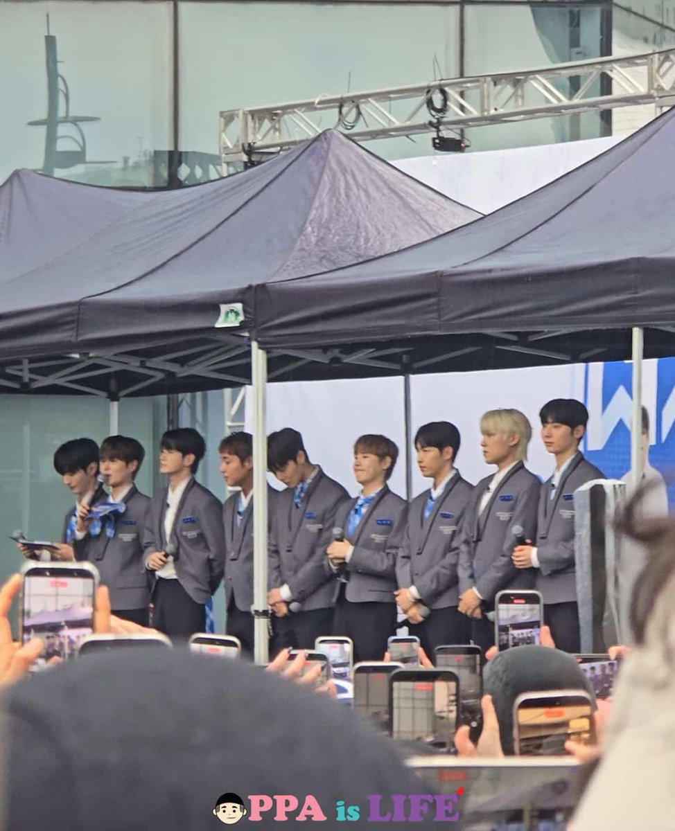 theoppaislife's tweet photo. Wanna one is here 😭

Successful po tayo na makita ang Wanna One 🥹🥹 It was nice seeing you again boys!

#WannaOne https://t.co/I2PimZrPmt