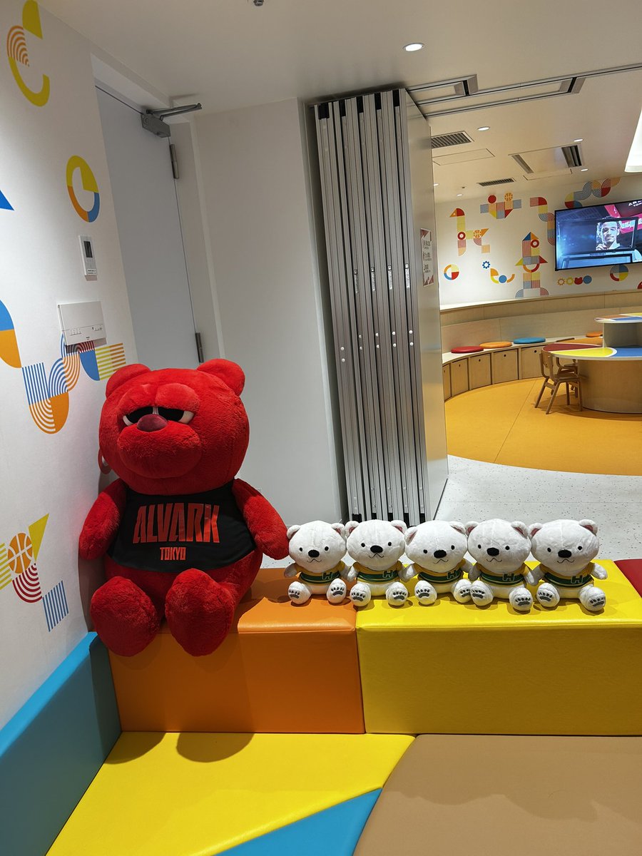 otastass331's tweet photo. 【TOYOTA ARENA TOKYOのファミリールームが超快適だった🏀】

子連れのBリーグ観戦。日本ハウズイング FAMILY ROOMを使用したのだけど、3階の見やすく広々したシートとプレイルームを行き来でき、落ち着いていて最高だった( ᐢ. ̫ .ᐢ )✨HTにテーブルでご飯食べさせたりもできた🍽️ https://t.co/TGxqkzQpxE
