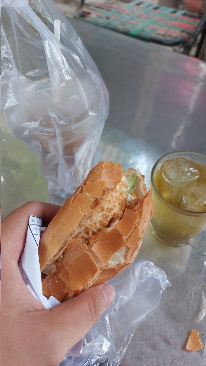 NguyenDoHoangNa's tweet photo. Thì mình cũng khổ thiệt nên ko dám phản đối 🤣🤣🤣🤣🤣,nhưng mà nó ngon ak nhe e 😍😍😍😍😍
#VIRAL #BANHMISAIGON #NGON https://t.co/BhWXuRwGmp