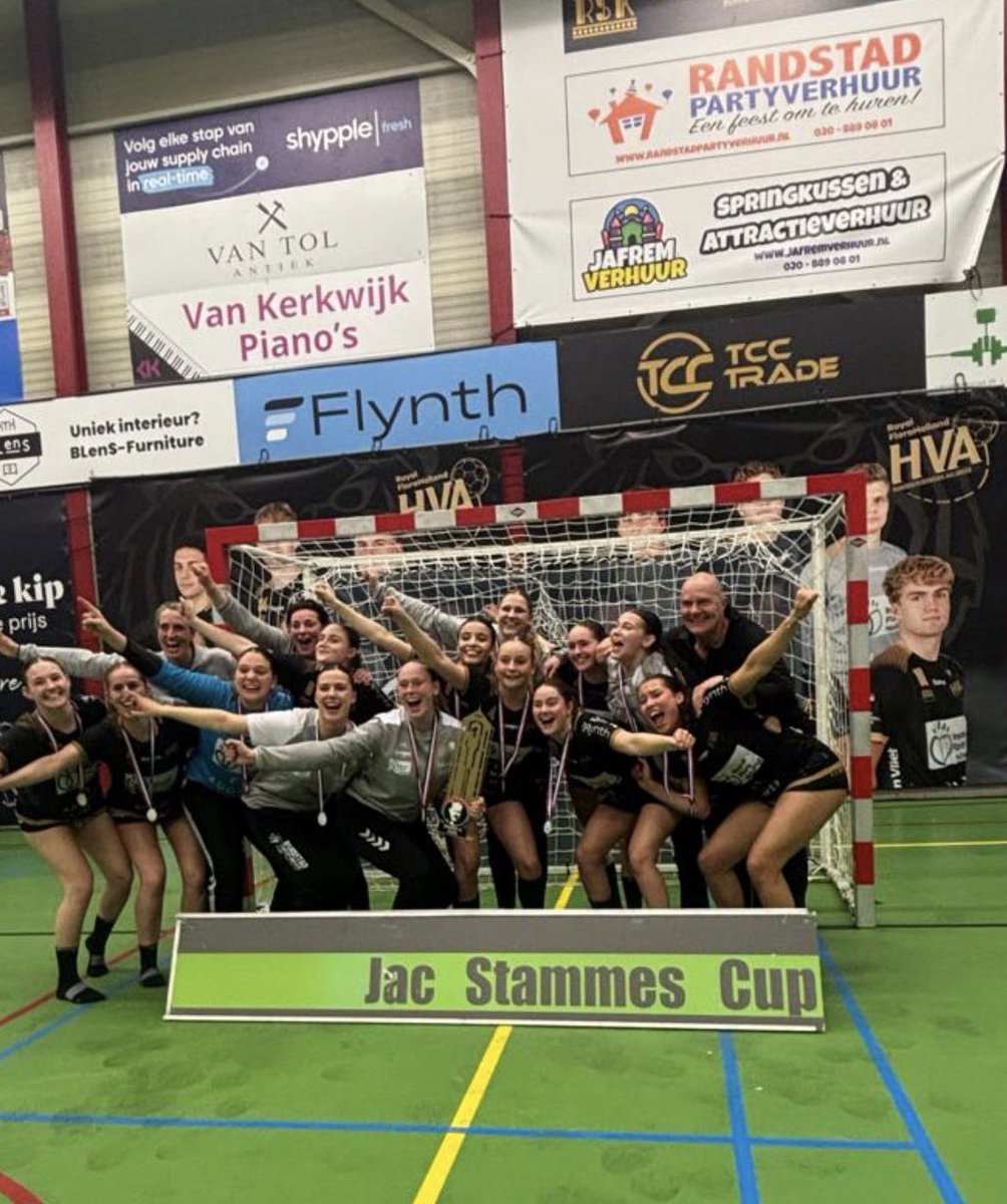 rbroeck10's tweet photo. De Jac Stammes cup is voor ons, wat een ontlading en wat hebben ze er hard voor geknokt. Dit is een goed stel meiden hoor 💪💪🏆🏆 #aalsmeer #handbal #meiden #ambitie https://t.co/gFfTDaxS8N