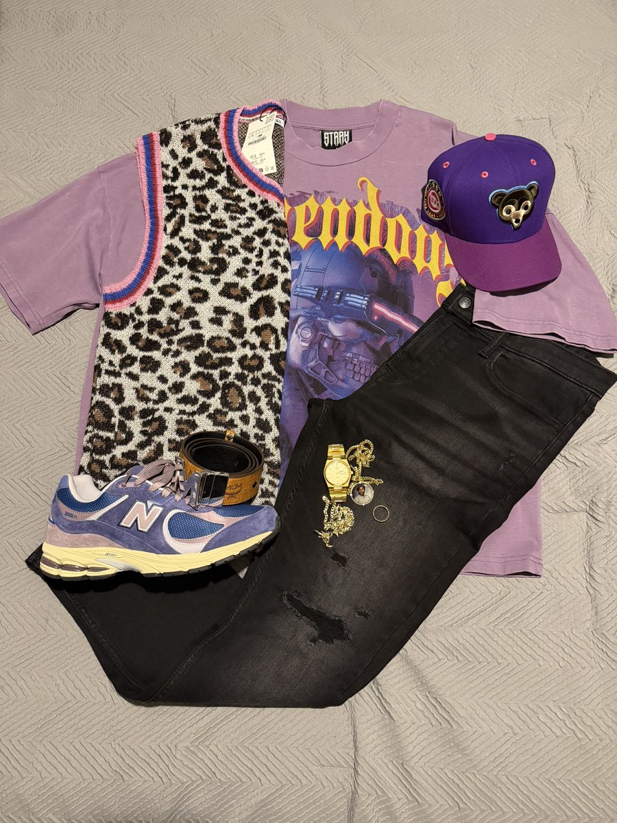 TheManWithESPN's tweet image. #PINdejos🫏
#StartingCapFive🔱
#FOTD🧢
Chicago #Cubs
Kayne West “Graduation”🧢
#ZARA Leopard Vest🐆
#STRAY Cloth👕
#KOTD👟
New Balance 2002 R🪁