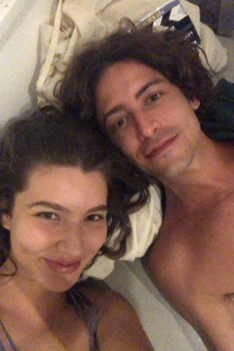 joycemcsantos's tweet image. “A gente se conecta num silêncio, numa intimidade muito bonita, nunca falei isso para ele, mas a gente se tem num mistério. Às vezes, só de se olhar a gente se sente, se conecta, se sabe, se fala sem falar.”

Alanis Guillen sobre Jesuíta Barbosa. 🤍