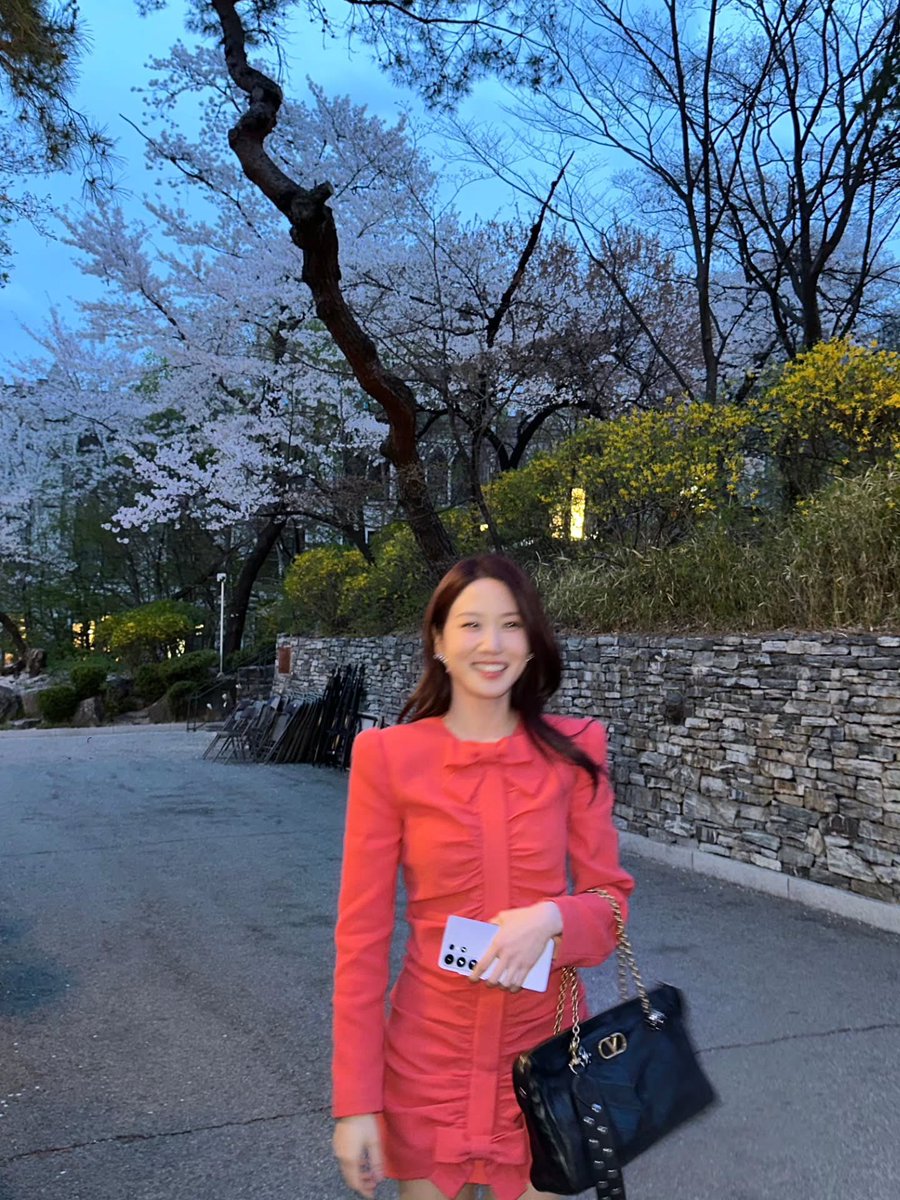 디어 tweet media