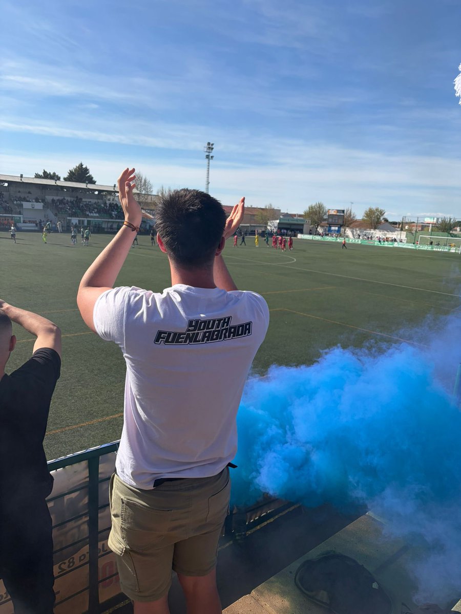 Aficionados del <a href="/Fuenla/">CFFuenlabrada</a> han sacado bengalas para recibir a su equipo en el partido frente al <a href="/cdquintanardrey/">CD Quintanar del Rey</a>. 

Afortunadamente, no lo ha puesto el árbitro en el acta. No habrá sanción.