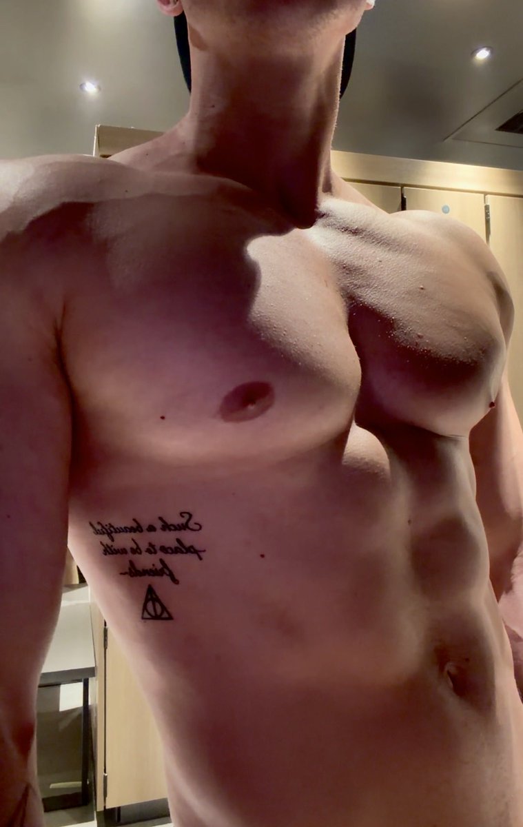 xMidWestVersx tweet media