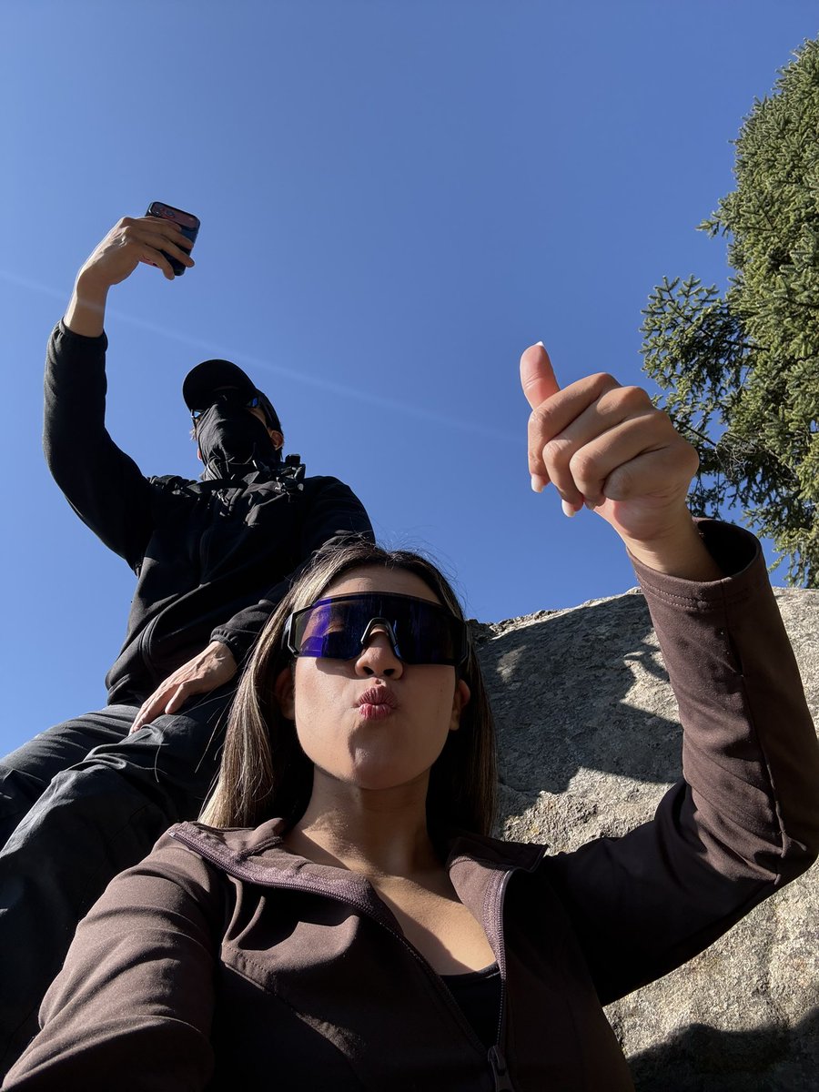 roquearaa's tweet photo. bff+hike https://t.co/CTQYkPMUkl