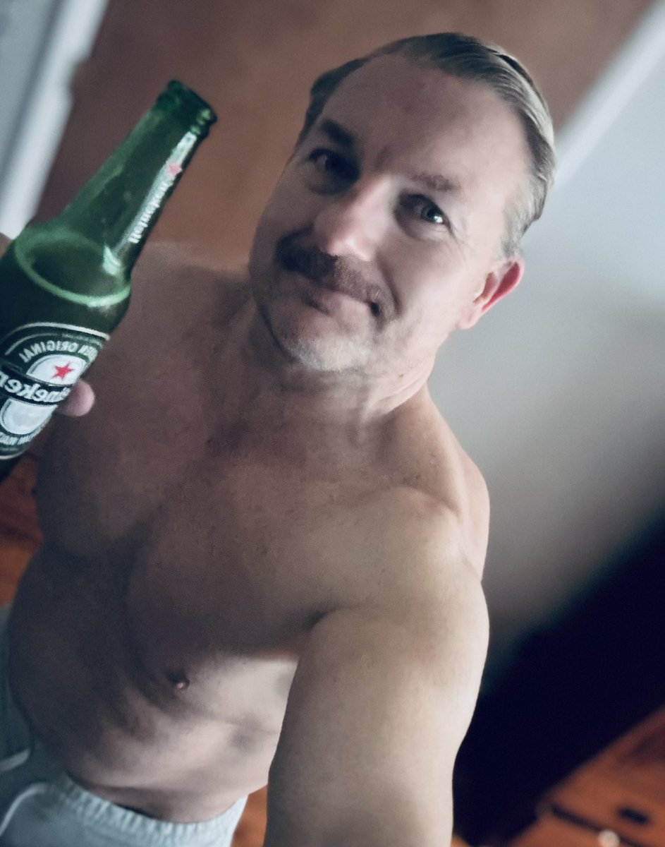 Russell_Writer's tweet image. Comfy in grey sweatpants..🐣😏🍺#writer #filmmaker #bodybuilder