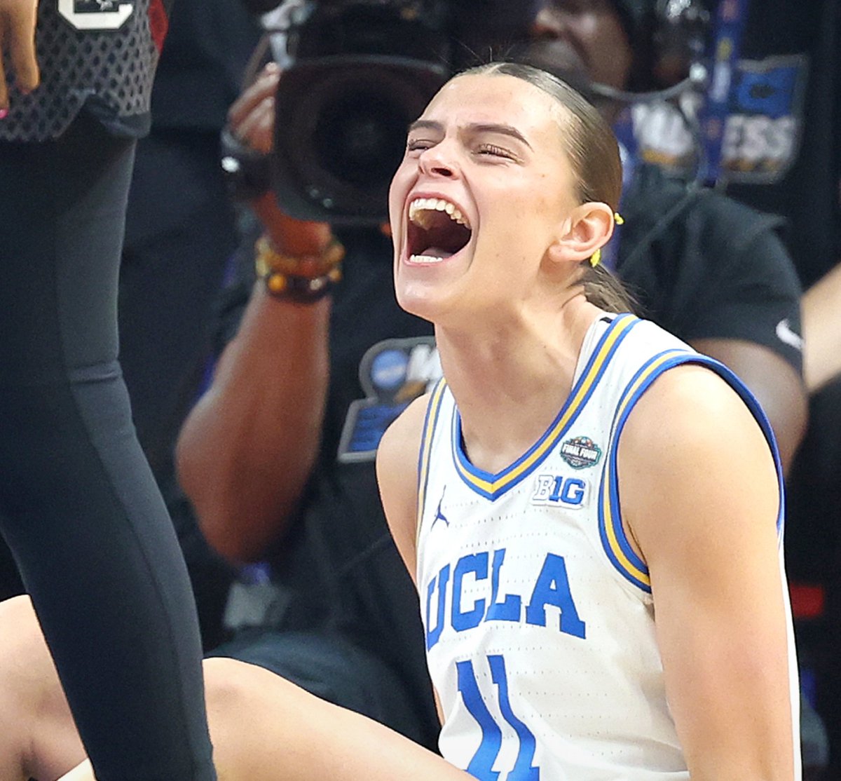 GABRIELA JAQUEZ en la victoria de UCLA vs South Carolina:

▫️21 Puntos
▫️10 Rebotes
▫️5 Asistencias

El mejor juego en su carrera en el momento más importante de su carrera

La Seleccionada Mexicana dió un show absoluto y su próxima parada es la WNBA

LA PRIMER MEXICANA EN LA