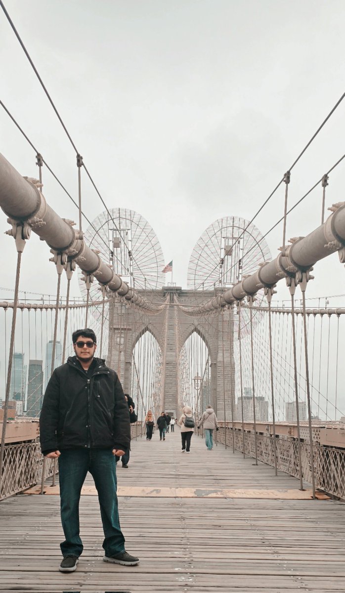 adysharda's tweet photo. The bridges tell their own engineering story:

Brooklyn Bridge - hybrid cable-stayed/suspension w/ gothic stone towers.

Manhattan Bridge - cantilevered suspension w/ stiffening truss.

Williamsburg Bridge - heavy steel truss deck carrying vehicles and subway simultaneously. https://t.co/ObnS2W7KGm