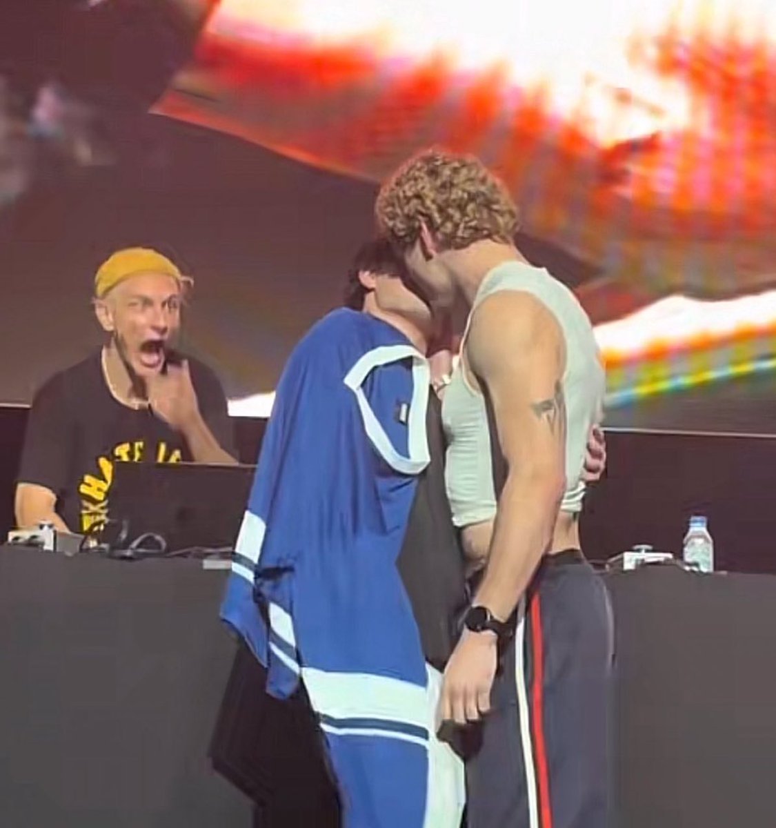 vieโหโก tweet media