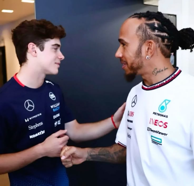 МЕСТНЫЙ СУМАШЕДШИЙ СУГРЕВ tweet media