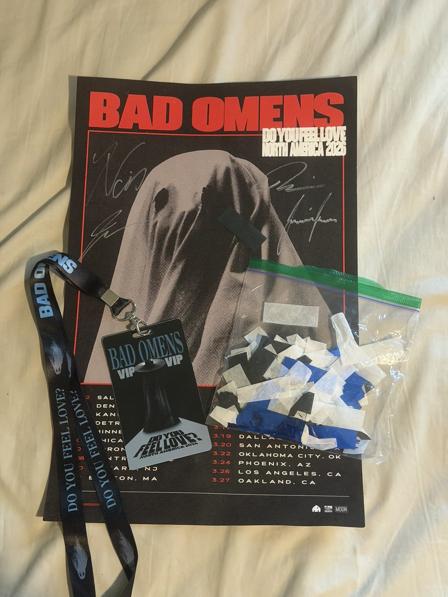 madysonlash's tweet photo. giveaway time!! ☺️

for my us peeps that couldn’t go to the tour/get vip, i’m giving away the dyfl vip poster, vip laminate, and extra confetti from the kcmo, chi, and okc shows! retweet to enter, will be picking the winner wednesday night and shipping out friday 💗 https://t.co/XtFqvf6cuA