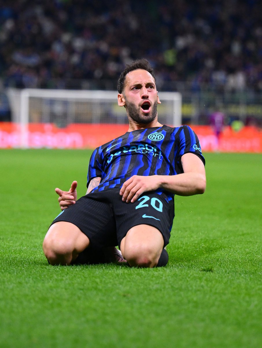 Inter's tweet photo. A perfect week for @hakanc10 🇹🇷🖤💙

@MilliTakimlar https://t.co/owO4hh3ScD