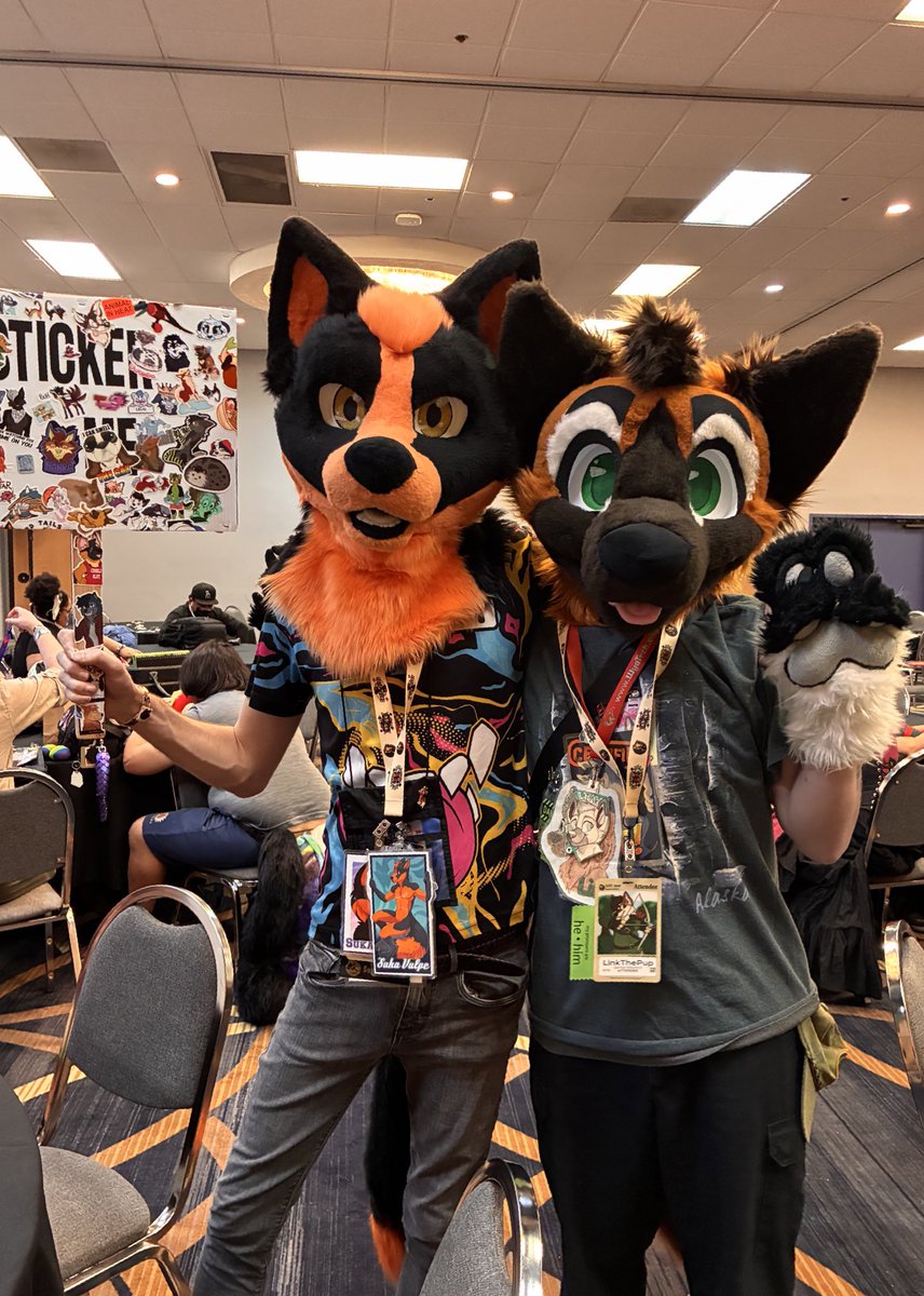 LinkThePup's tweet image. Me n the NOT cute boyo! @SukaVulpe 🧡💚 #LVFC #lasvegasfurcon