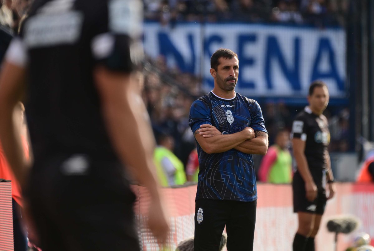 pujolfernando's tweet photo. #GELP Este lunes se define la continuidad de Fernando Zaniratto en #Gimnasia 🐺 la cual no está asegurada ⚠️

¿Se le dará la chance de dirigir ante #Camioneros, o hasta acá llegó y asumirá de manera interina el Pata Pereyra? 🤔 

Hoy, desde los números y el funcionamiento, el objetivo no se está alcanzando🔜

📸@nachoamiconi para @0221comar