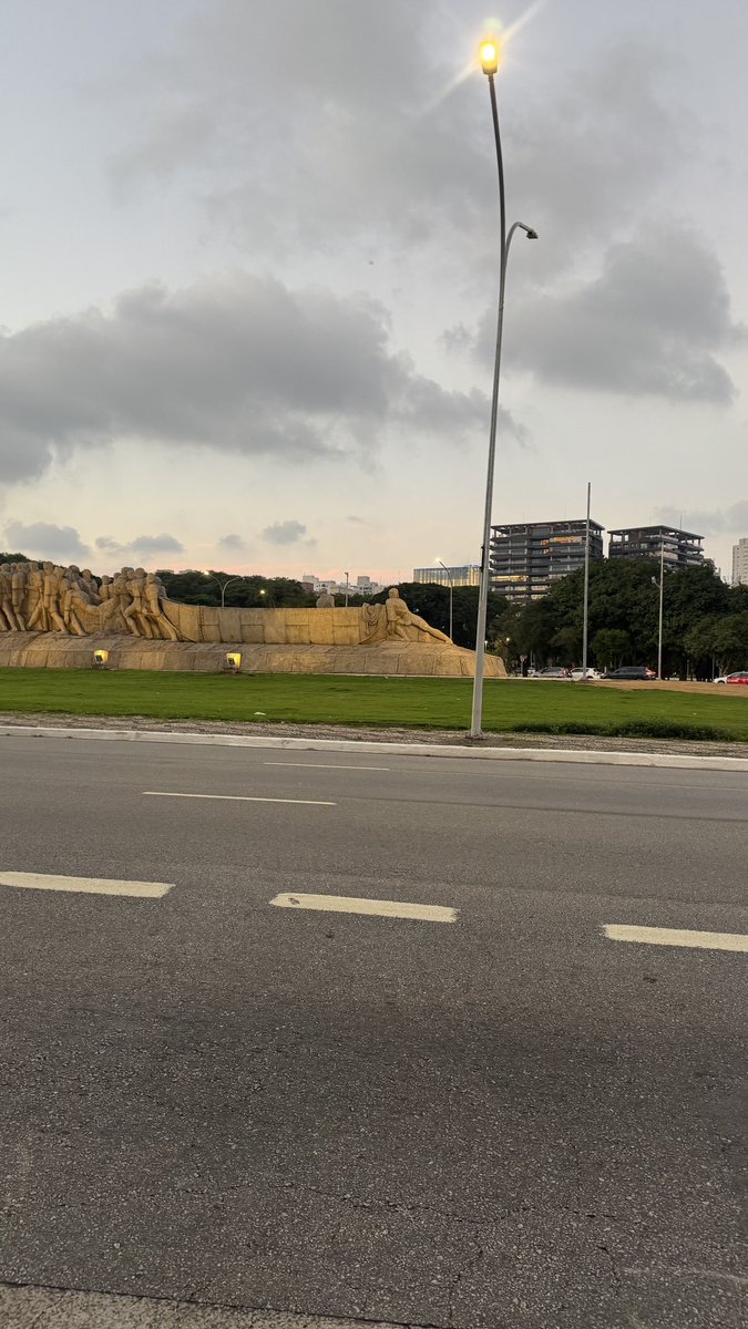 mndsths's tweet photo. ja perceberam que no monumento às bandeiras, o último tá com uma pose bem cunt???? https://t.co/Mfu1RJB5f6