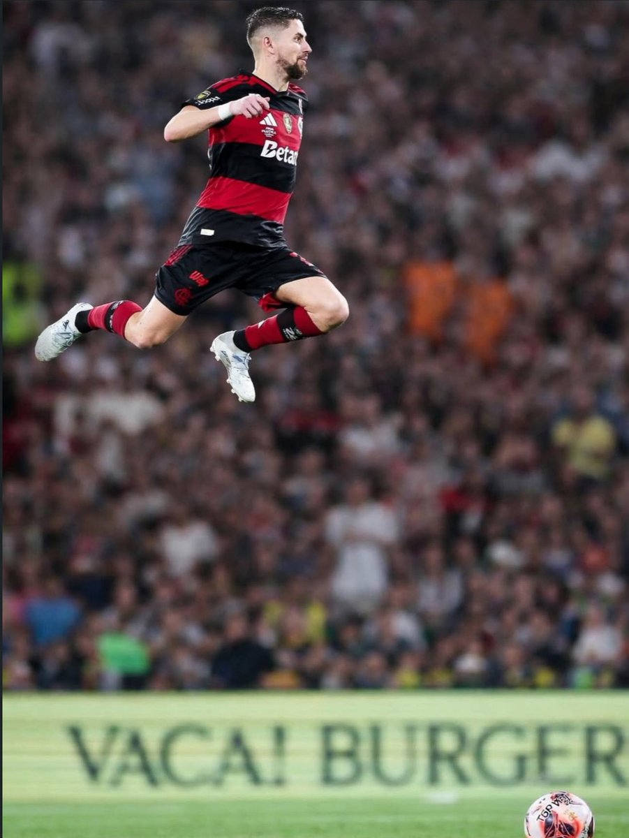 Quando o Jorginho dá esse pequeno pulo, você já sabe que é gol na certa.