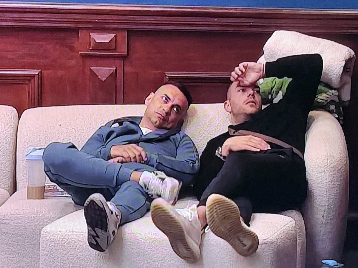 Carevo novo ruho tweet media