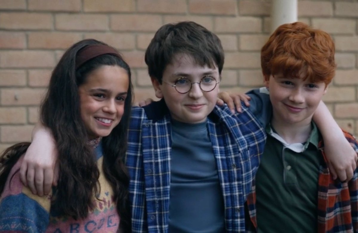Eu adorei essa foto, ela é simples mas consegue captar exatamente a essência do trio:

A Hermione com esse sorriso de confiança, o Harry um pouco mais tímido mas que encontra força nos amigos, e o Rony com aquele sorriso de alguém que tá pronto para fazer alguma piada.