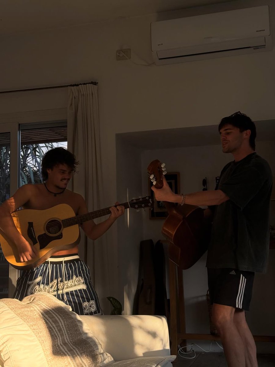 Toti & Mora | Updates. tweet media