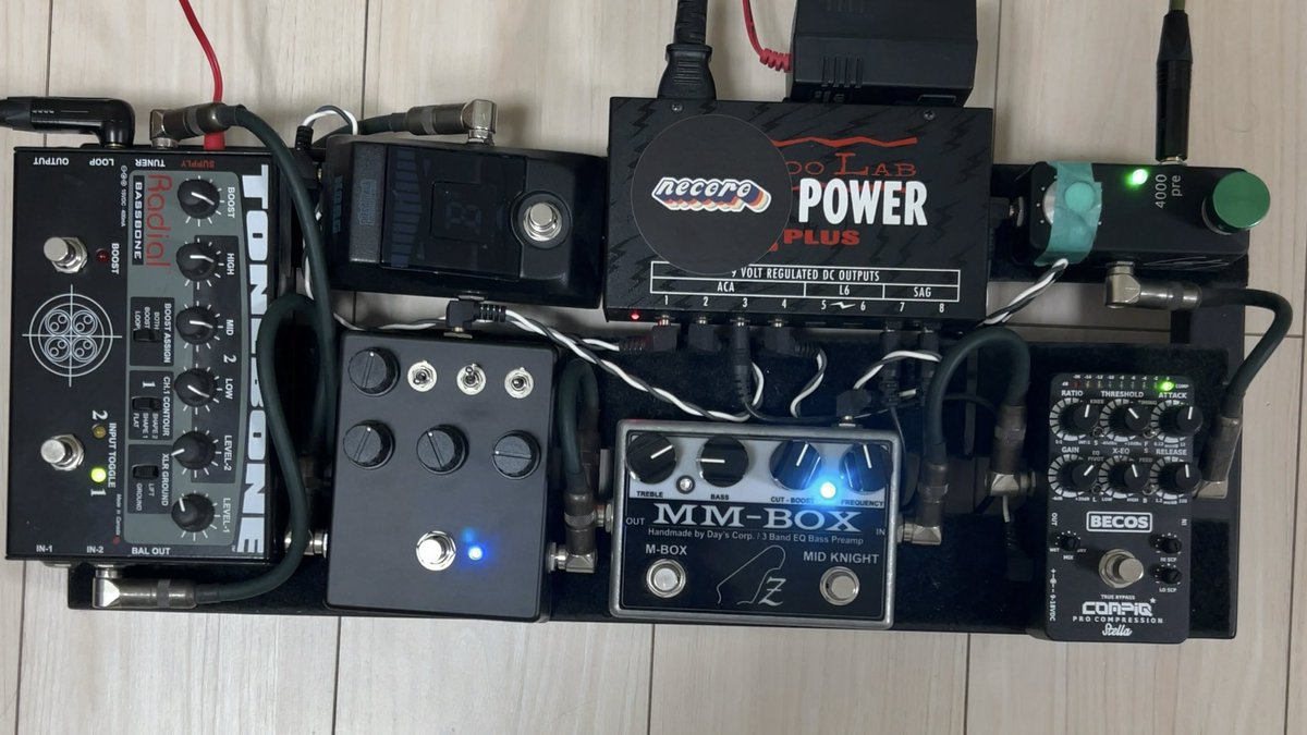 おはようございます。

エフェクターボードを少し変更、しばらくレギュラーだったサンズを外してトーンボーンのプリアンプにしてみました
一昨日のスタジオで試したところ、音の癖や濁りが少なくてバンド内の評価もいいみたいです

本日もよろしくお願いします‼️