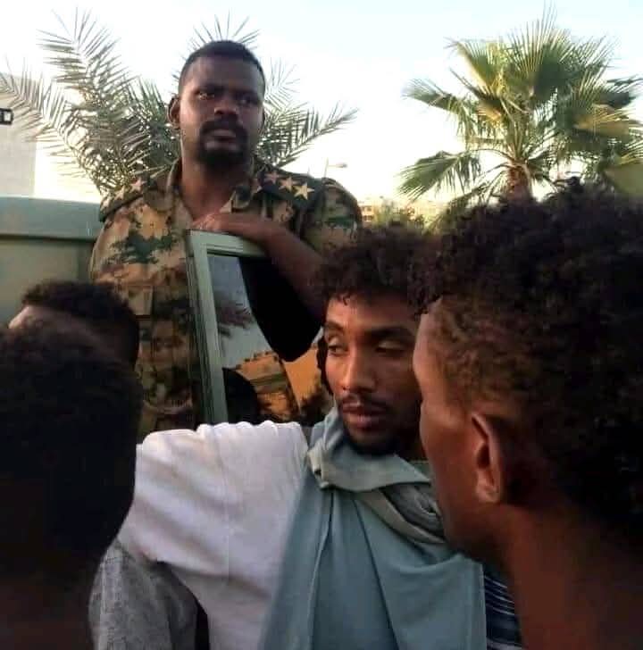 في السادس من ابريل 
وليالي المحبة
ومابين الحب والثورة 
وتقاطعات الرفاق كنا هناك
وكان الوطن يرقص في ليلة تباكي الطاغية
فوق كل سماء علم 
وتحت كل ارض ثائر وعظمة وعلامة نصر مرفوعة في شارع النيل كوسطي في وجه القصر
يوما  لم ينم بعده الدكتاتور هنيئا قط
كنا شعب وجيش ووطن باق ويتمدد💙
