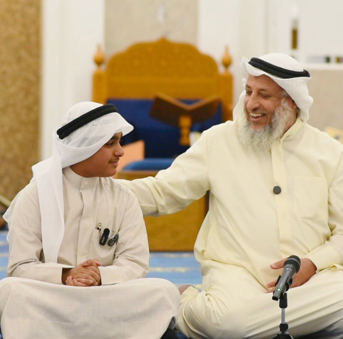 ahmad_alnufais's tweet photo. يا حَافِظَ الوحيِ يا عُثمانُ مُبْتَهِجاً
قَد نِلْتَ عِزّاً بِحِفْظِ اللهِ مَوْصُولا

تَلَوْتَ آيَاتِهِ نُوراً لِتَرْفَعَنَا
فَصَارَ قَلْبُكَ بِالقُرآنِ مأْهولا

يا "حَدَّادُ" صُغْتَ مِنَ الآيَاتِ مَفْخَرَةً
تَبْقَى عَلَى مَرِّ هذا الدَّهْرِ إِكليلا

مُبَارَكٌ خَتْمُكَ الغَالِي وَمَنْزِلَةٌ
تَرْقَى بِهَا فِي جِنانِ الخُلْدِ تَرْتِيلا