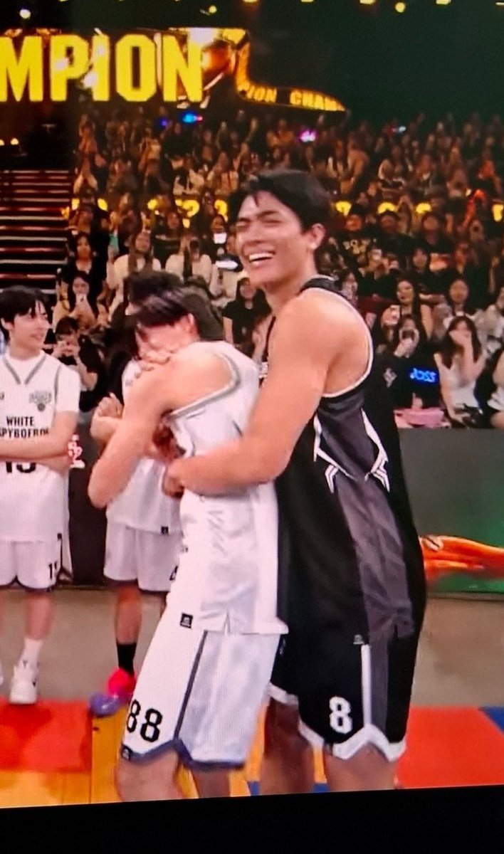 JgNation2o's tweet photo. The size difference and the sheer manhandling is making me go crazy 
Gawin being way too happy and leaning into the touch like a kitten 🫠🫠

#JossGawin #จอสกวิน https://t.co/xZoK2etsQ0
