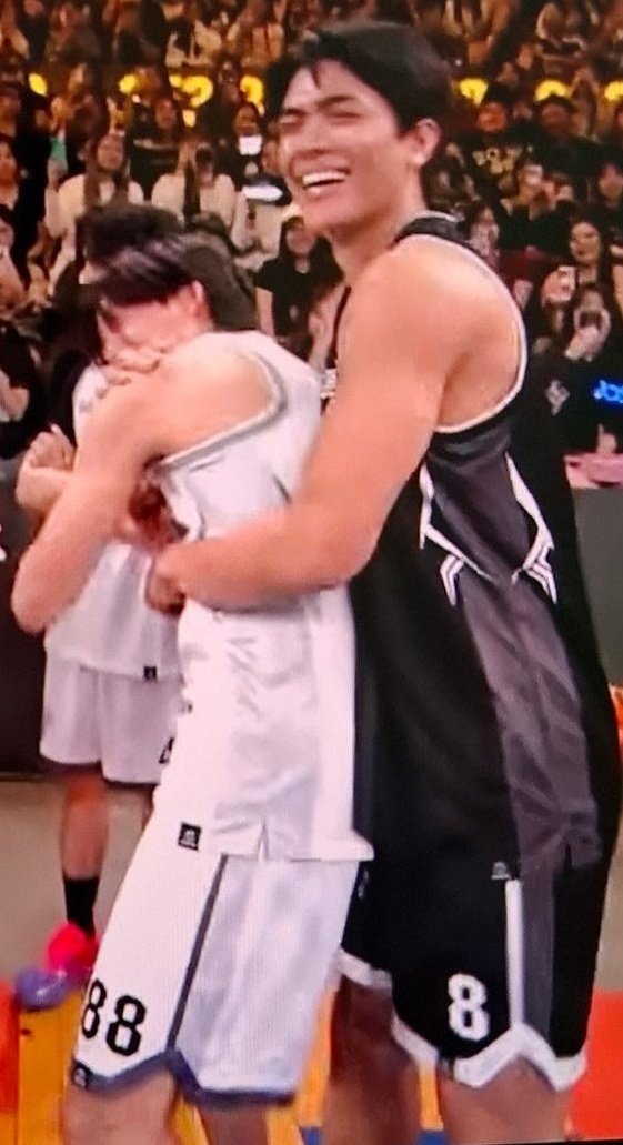 The size difference and the sheer manhandling is making me go crazy 
Gawin being way too happy and leaning into the touch like a kitten 🫠🫠

#JossGawin #จอสกวิน