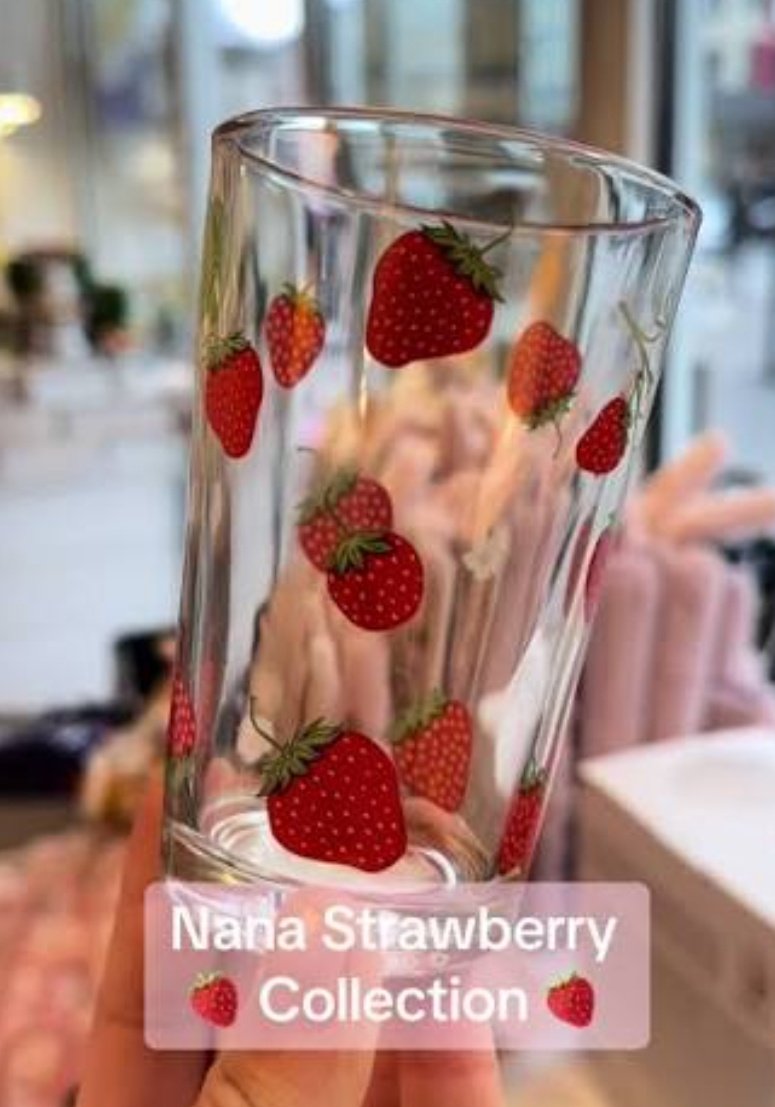 Ritsukavrg's tweet photo. Me he enterado hoy de la retirada de los vasos frutales de Tiger. Tengo dos con estampado de fresas (por Nana, obviamente) y resulta que tienen niveles altos de plomo y cadmio...🙃 Moriré joven🥲🥲 https://t.co/gjqjXZpfsb